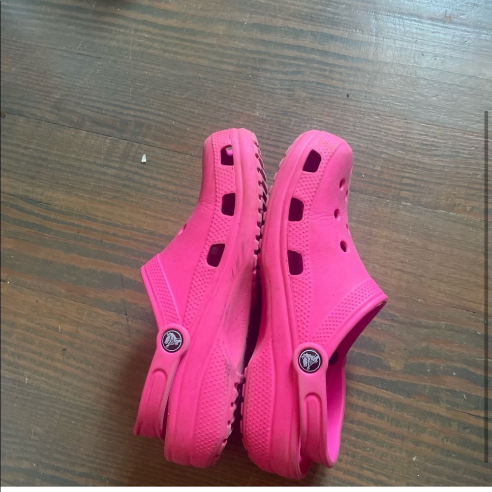 CROCS Classic Clog in Bright Pink
